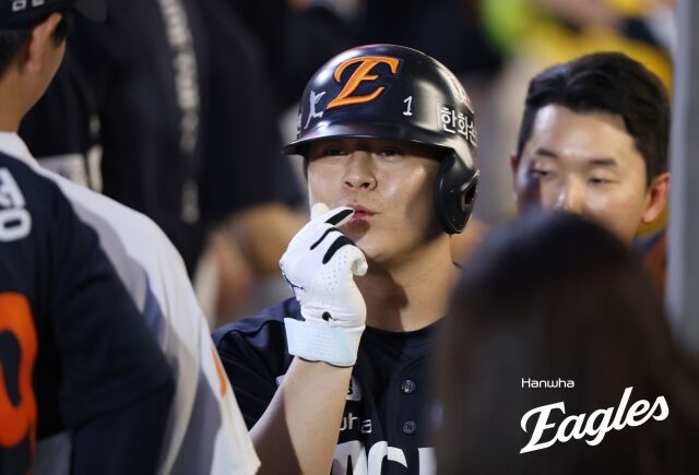 <b>노시환 4G</b> 연속<b>홈런</b> 미쳤다, 한화 2연패 끊는 투런포→SSG 9-2 완파→왕옌...