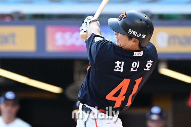 [MD포토] <b>최인호</b> '선제 투런포 넘어간다'