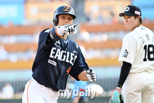 [MD포토] <b>최인호</b> '다들 내 투런포 봤지?'