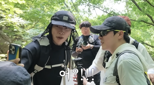 조정석도 못 알아봤다…관악산서 정체 숨긴 류준열 '깜짝 등장'