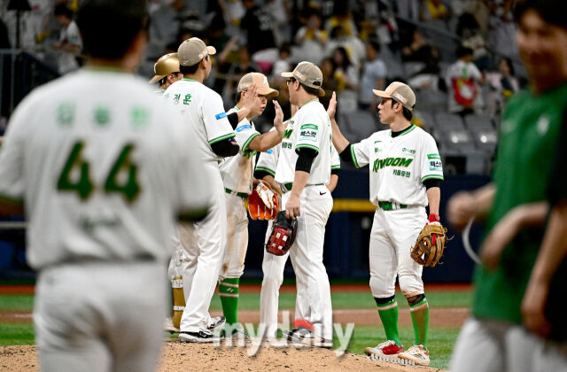 [MD포토] 10위팀 <b>키움</b> '1위팀 <b>LG</b> 상대로 6-0 <b>완승</b>'
