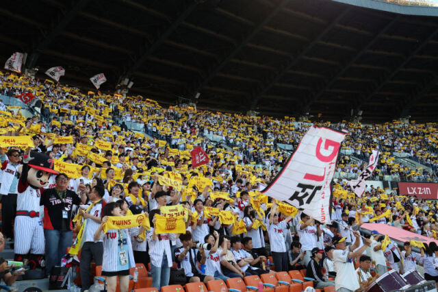 "팬들 성원·응원 감사드려요" <b>LG</b>, 역대 최소경기 <b>홈 100만 관중</b> 달성