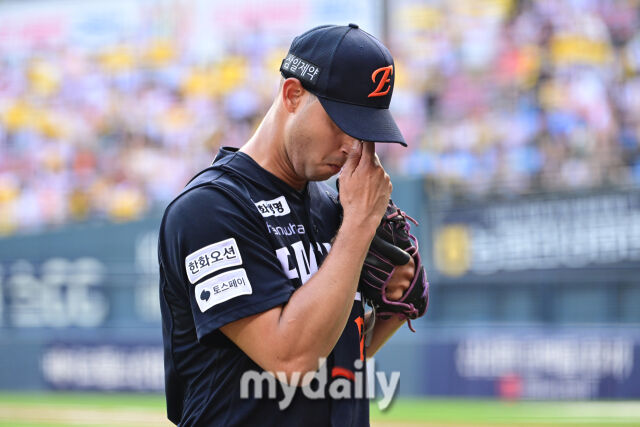 '어떻게 이런 일이' <b>한화</b> 초비상! 에르난데스 단 8구 던지고 <b>헤드샷</b> 퇴...