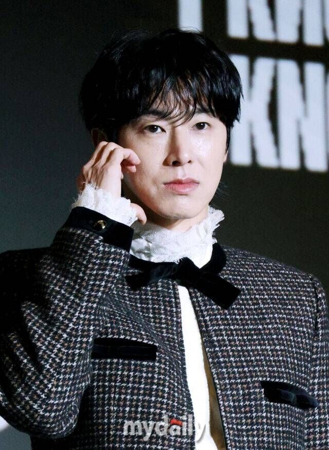 <b>유노윤호</b>, 연애소설 썼다 "SM에 '27살 결혼' 공언했는데" [<b>아근진</b>]