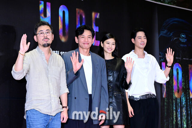 나홍진 '<b>호프</b>', 호불호에도 1위…240만 돌파 [MD박스오피스]