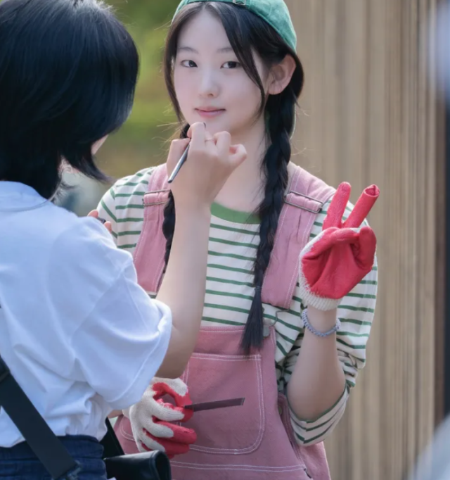 "아직도 실감 안 나 얼떨떨"…'김부장' 딸 <b>서수민</b>, 데뷔작서 시청자 눈...
