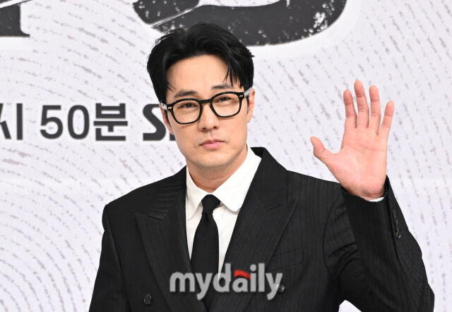 [단독]1억 가까이… <b>소지섭</b>, 스태프 300명에게 <b>금 선물</b>