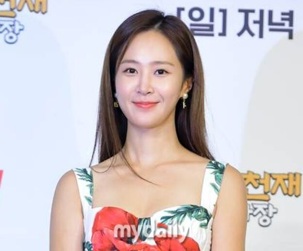 [공식] <b>권유리</b>, 19년 만 <b>SM</b>과 <b>결별</b>…"상호 협의, 소녀시대 활동은 계속"...