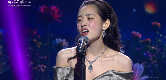 'I'm Smitten': Kim Minha's 17 kg Transformation and Surprise Singing Chops Steal the Cheongryong Awards Opening