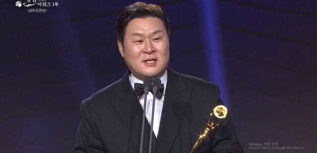 <b>윤경호</b>, <b>남우조연상</b> 받자 뜨거운 눈물 "믿어지지 않아…너무 주책맞다"...