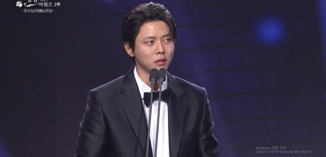 <b>주우재</b> "유재석 덕분에 사고 안 쳐"…정이랑과 <b>우수예능인상</b> 수상 [청룡...