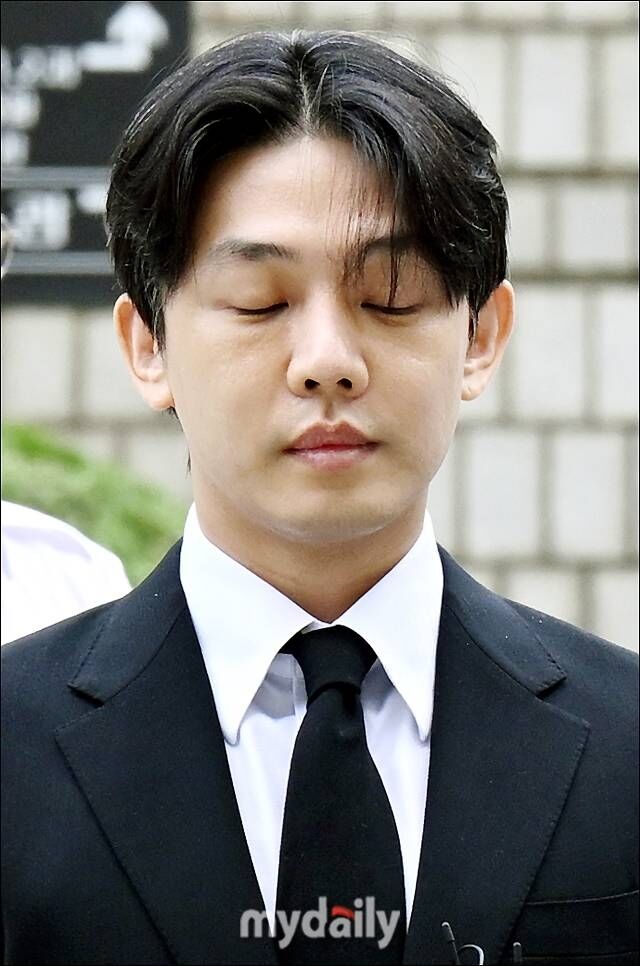 <b>유아인</b>, 남사친과 <b>볼뽀뽀 근황</b>…차기작엔 부담만, 복귀 포기했나 [MD포커...