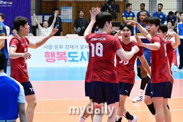 대한민국 배구 대표팀 최준혁이 26일 오후 충북 제천실내체육관에서 ‘대한민국 배구국가대표팀 평가전 2026 제천’ 브라질과의 3차전 경기에서 득점을 올린 뒤 기뻐하고 있다./마이데일리