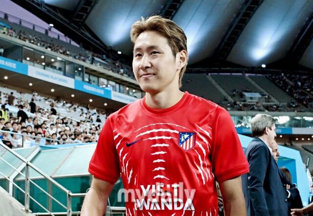 9일 오후 서울 상암동 서울월드컵경기장에서 진행된 2026 쿠팡플레이 시리즈 맨체스터 시티와 아틀레티코 마드리드의 경기.이강인이 입장하고 있다./서울월드컵경기장=송일섭 기자