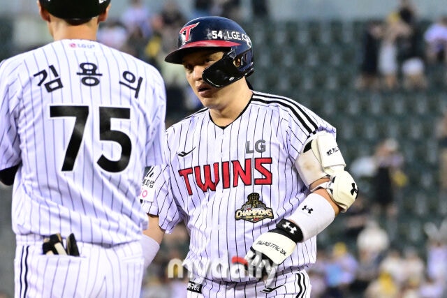 28일 서울 잠실야구장에서 열린 '2026 신한 SOL KBO리그' 키움 히어로즈와 LG 트윈스 경기. LG 박동원이 4회말 1사 만루에 친 타구가 키움 3루수 역전 2타점 적시타를 치고 있다./마이데일리