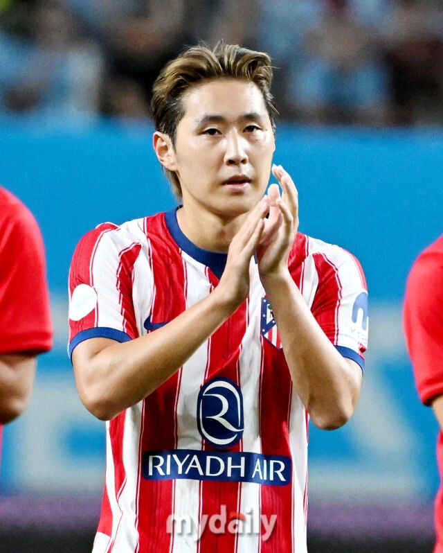 9일 오후 서울 상암동 서울월드컵경기장에서 진행된 2026 쿠팡플레이 시리즈 맨체스터 시티와 아틀레티코 마드리드의 경기.이강인이 경기가 끝난 뒤 관중들에 박수를 보내고 있다./서울월드컵경기장=송일섭 기자