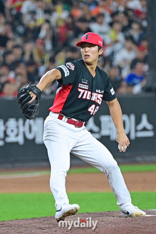 [MD포토] <b>이의리</b> '<b>KIA</b>의 확실한 <b>마무리</b>'