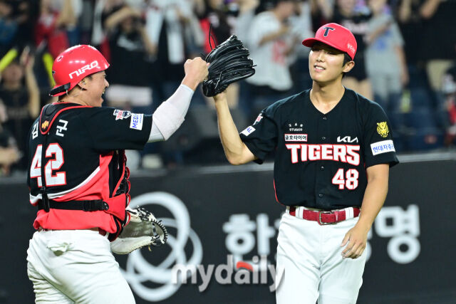 [MD포토] <b>이의리</b> '<b>세이브</b>, <b>승리</b>의 베터리'