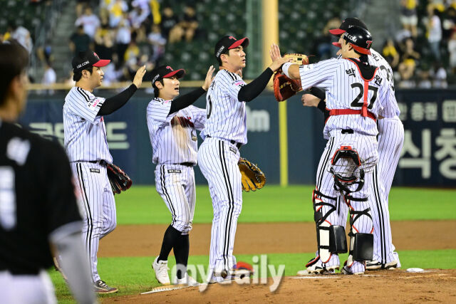[MD포토] <b>LG</b> '<b>KT</b>에 1-0 승리, <b>2연승</b>'
