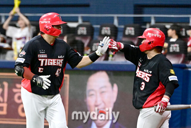 [MD포토] <b>나성범</b> '<b>홈런</b>치고 김선빈 축하 받자'