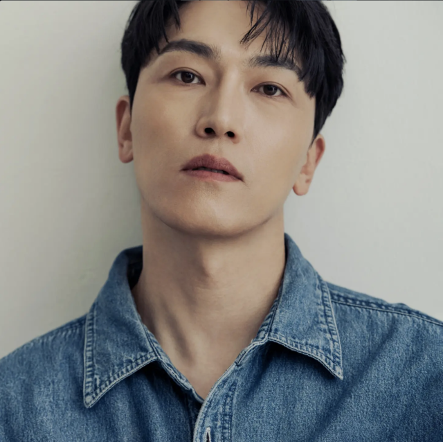 '극비 <b>결혼</b>' <b>문근영</b>, 7살 연상 남편에 푹 빠졌네…정평 새 프로필 3개 모...