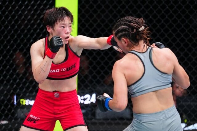 승리의 엘보 작렬→<b>UFC</b> 진출 한걸음 남았다! 박보현, 압두예바 꺾고 ROA...