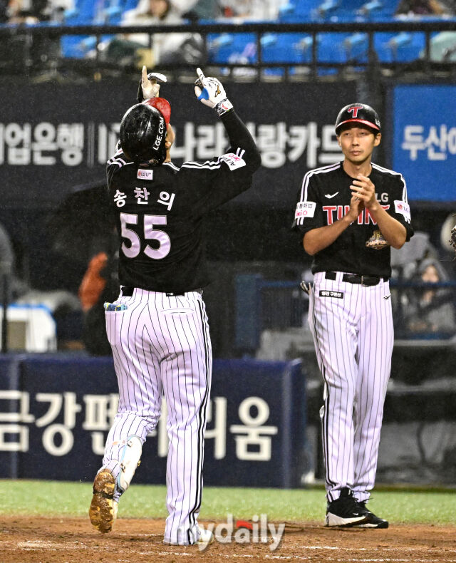 [MD포토] <b>송찬의</b> '<b>역전 스리런</b>치고 왔어요'