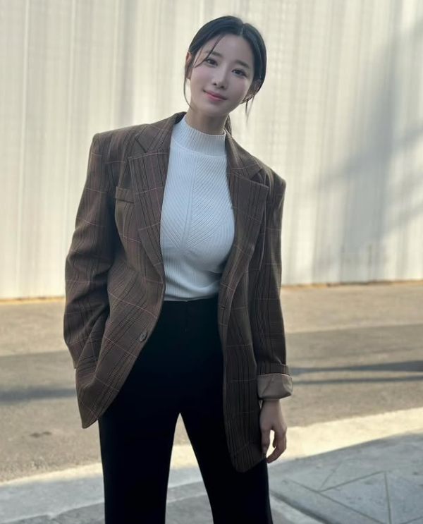 Shin Ji-won's VIP Screening Dress Sparks Styling Debate Online