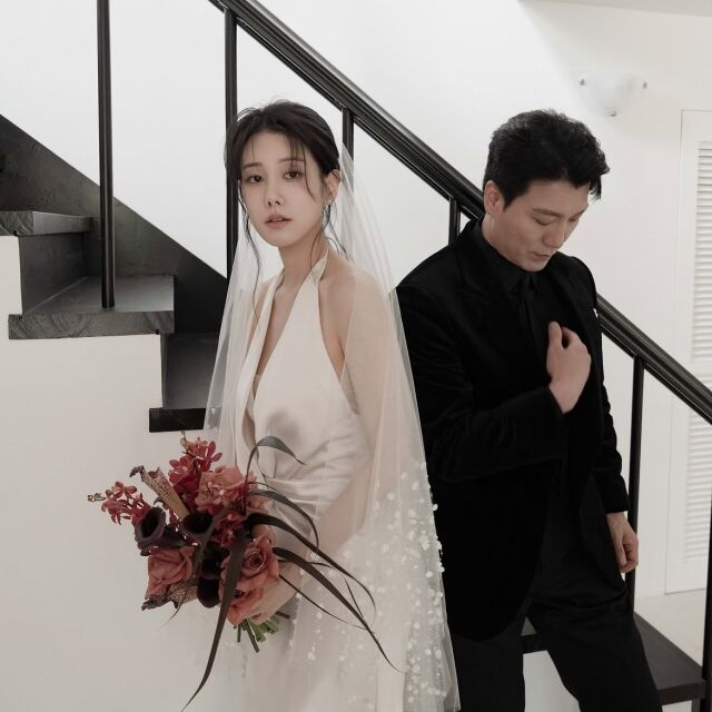 '<b>임신</b>' <b>양지원</b>, 결혼하자마자 웨딩화보 공개…<b>양준모</b> 손등 키스 '달달...