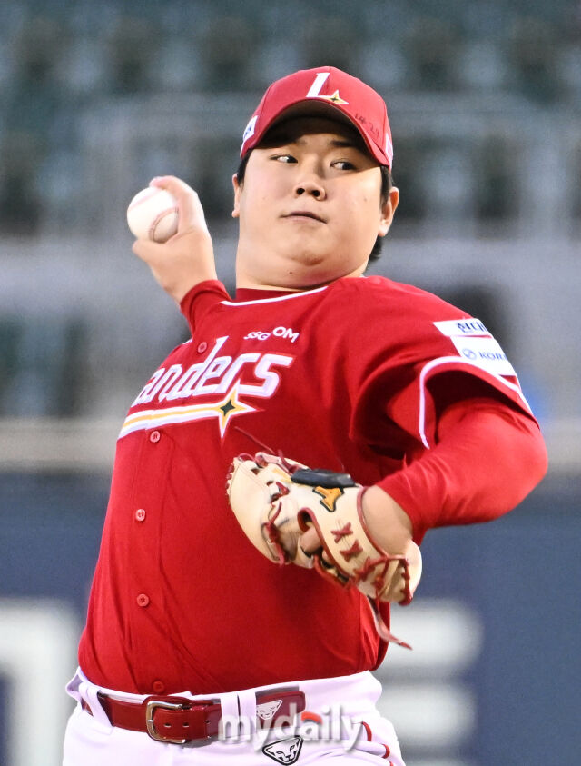 [MD포토] <b>이로운</b>, '진지하게 던진다'