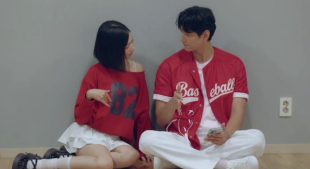 "몸을 좀 더 기대"…<b>김요한</b>오연희, 거침없는 '밀착 터치'로 꽁냥꽁냥...