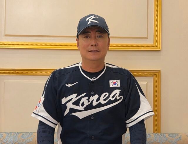 18세 이하 한국 야구대표팀을 이끌고 있는 정윤진 감독이 지난 7일 대만과 조별리그 1차전을 마친 뒤 인터뷰하고 있다./공동취재단