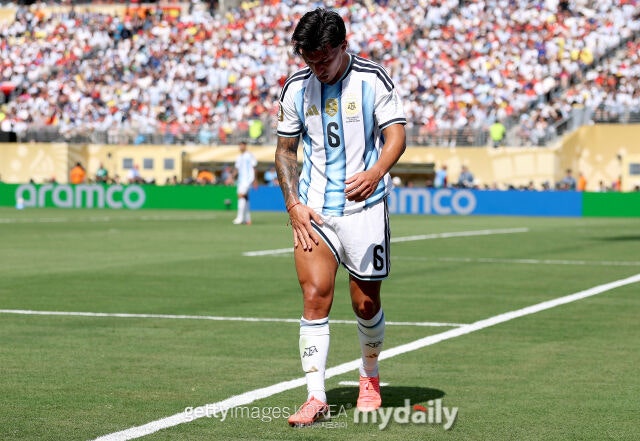 리산드로 마르티네스가 지난 7월 뉴욕 뉴저지 스타디움에서 열린 스페인과의 2026 북중미 월드컵 결승전에서 부상으로 교체되고 있다./게티이미지코리아