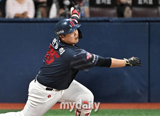 20일 오후 서울 고척스카이돔에서 진행된 '2026 프로야구 KBO리그' 키움히어로즈와 롯데자이언츠의 경기. 롯데 한동희가 3회초 1사 1,3루서 1타점 적시타를 터뜨리고 있다./송일섭 기자