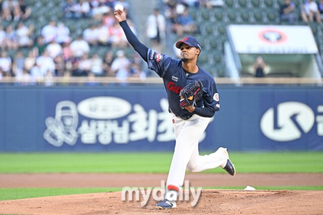 1일 서울 잠실야구장에서 열린 '2026 신한 SOL KBO리그' 롯데 자이언츠와 두산 베어스 경기. 롯데 선발 로드리게스가 힘차게 투구하고 있다./한혁승 기자