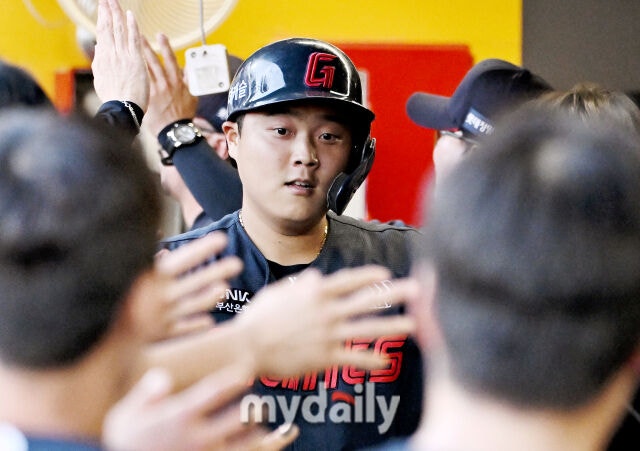 18일 오후 인천 SSG랜더스필드에서 진행된 '2026 프로야구 KBO리그' SSG랜더스와 롯데자이언츠의 경기. 롯데 한동희가 4회초 2사 1루서 2점 홈런을 터뜨린 뒤 덕아웃서 환호하고 있다./송일섭 기자