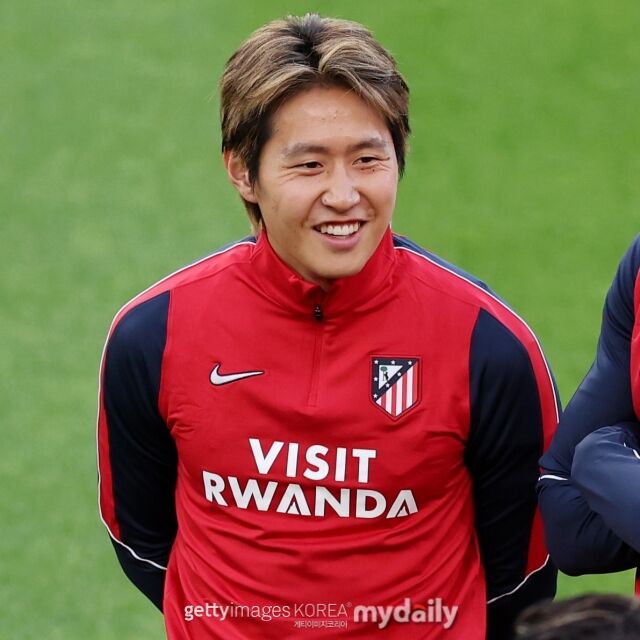 이강인이 9일 안필드에서 열린 리버풀과의 2026-27시즌 유럽축구연맹(UEFA) 챔피언스리그(UCL) 리그페이즈 1차전을 앞두고 팀 훈련에 참가해 동료들과 이야기를 하고 있다./게티이미지코리아