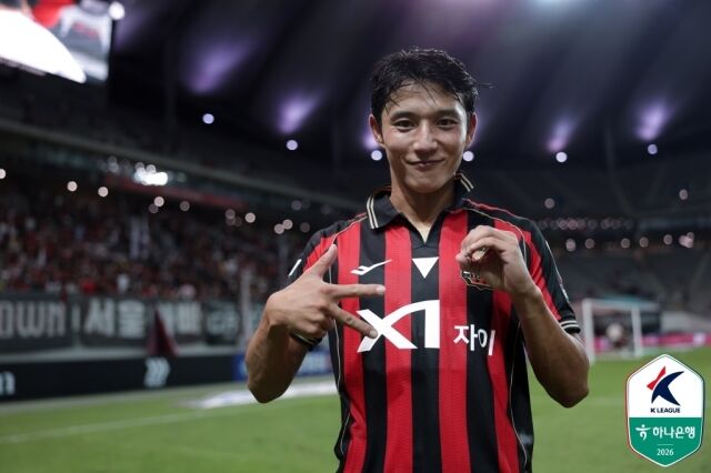 정승원(FC서울)이 지난 8월 대전 하나사티즌과의 경기에서 승리 후 세레머니를 하고 있다./한국프로축구연맹 제공