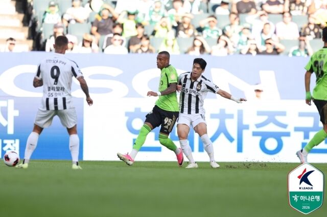 FC서울 최준과 전북 현대 이탈로가 12일 오후 4시 30분 전주월드컵경기장에서 펼쳐진 전북 현대와의 ‘하나은행 K리그1 2026’ 28라운드에서 경합을 펼치고 있다./한국프로축구연맹 제공