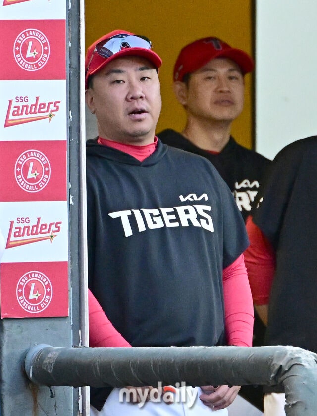 2026년 9월 15일 오후 인천 SSG랜더스필드에서 열린 '2026 신한 SOL KBO리그' KIA 타이거즈와 SSG 랜더스의 경기. KIA 이범호 감독이 지켜보고 있다./인천=유진형 기자 zolong@mydaily.co.kr