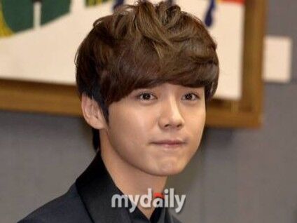 '엑소 출신' 루한, 8년 연인과 결별설→걸그룹 생일파티서 '만취'
