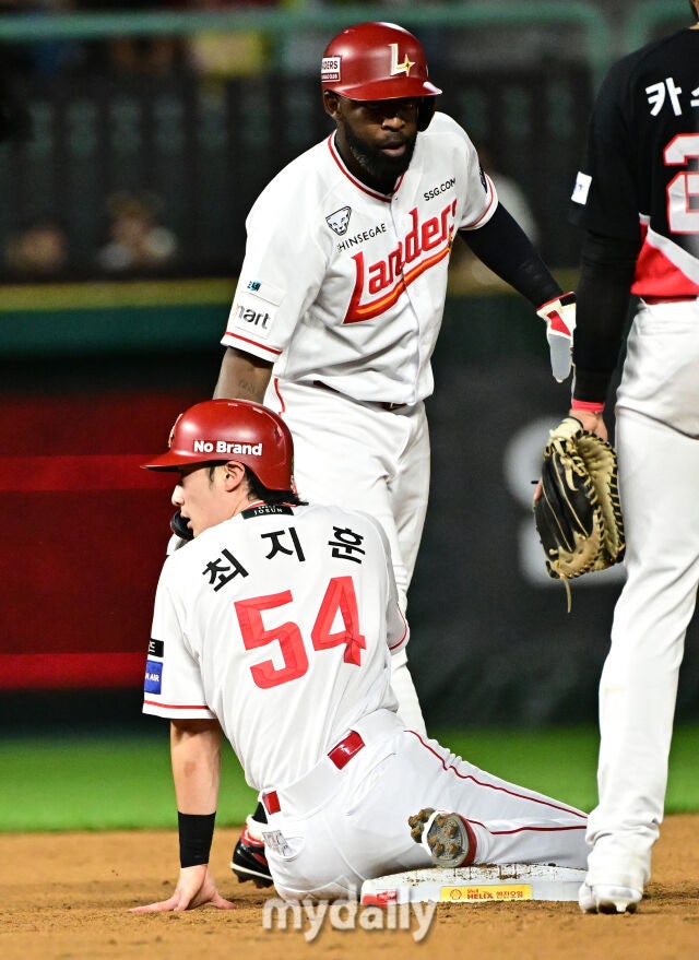 2026년 9월 15일 오후 인천 SSG랜더스필드에서 열린 '2026 신한 SOL KBO리그' KIA 타이거즈와 SSG 랜더스의 경기. SSG 2루 주자 최지훈이 5회말 무사 1.2루서 SSG 김재환의 1루수 앞 땅볼 때 런다운에 걸렸지만 세이프되고 있다./인천=유진형 기자 zolong@mydaily.co.kr