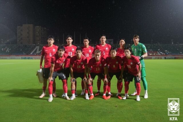 아시안게임 대표팀 선수단이 카타르와의 2026 아시안게임 남자축구 D조 1차전을 앞두고 기념촬영을 하고 있다./대한축구협회 제공