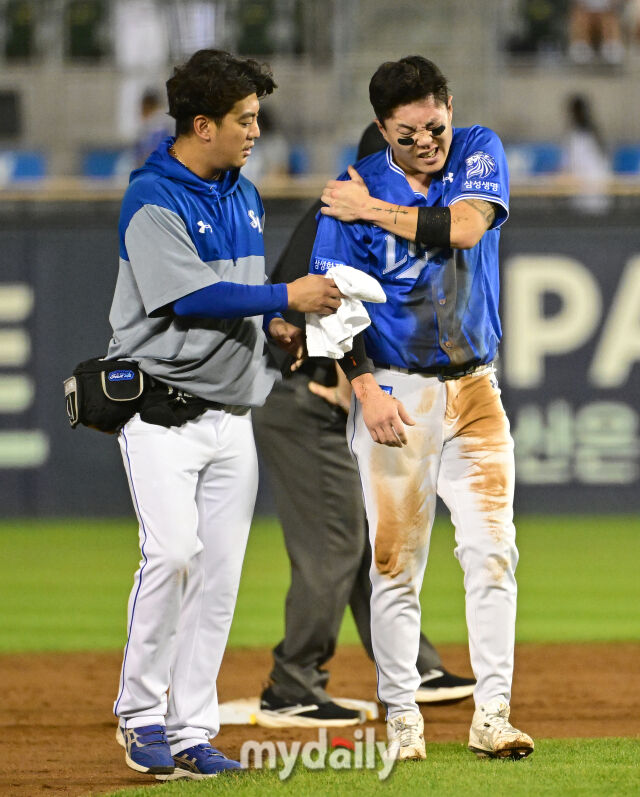 [MD포토] <b>류지혁</b> '어깨 <b>부상</b>인가'