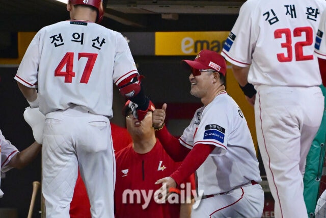 27일 인천 SSG랜더스필드에서 열린 '2026 신한 SOL KBO리그' 한화 이글스와 SSG 랜더스 경기. SSG 이숭용 감독이 3회말 1사 1-2루 역전 쓰리런 홈런을 친 전의산과 기뻐하고 있다./한혁승 기자