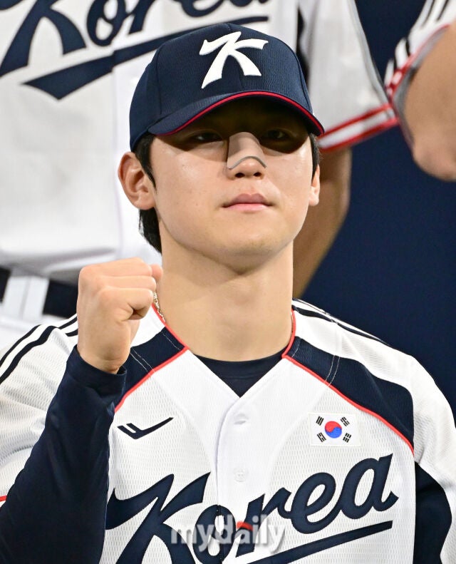 2026년 9월 15일 오후 서울 고척스카이돔에서 '2026 아이치 나고야 아시안게임' 야구대표팀 훈련이 열렸다. 대한민국 야구대표팀 김도영이 기념촬영을 하고 있다./고척=유진형 기자 zolong@mydaily.co.kr