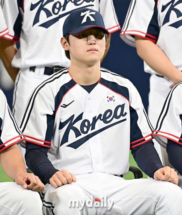 2026년 9월 15일 오후 서울 고척스카이돔에서 '2026 아이치 나고야 아시안게임' 야구대표팀 훈련이 열렸다. 대한민국 야구대표팀 김도영이 기념촬영을 하고 있다./고척=유진형 기자 zolong@mydaily.co.kr