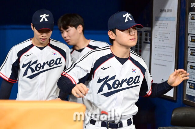 2026년 9월 15일 오후 서울 고척스카이돔에서 '2026 아이치 나고야 아시안게임' 야구대표팀 훈련이 열렸다. 대한민국 야구대표팀 김도영이 훈련을 위해 그라운드로 나서고 있다./고척=유진형 기자 zolong@mydaily.co.kr