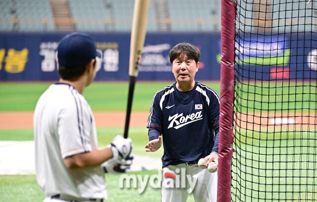 2026년 9월 15일 오후 서울 고척스카이돔에서 '2026 아이치 나고야 아시안게임' 야구대표팀 훈련이 열렸다. 대한민국 야구대표팀 류지현 감독이 훈련을 지도하고 있다./마이데일리