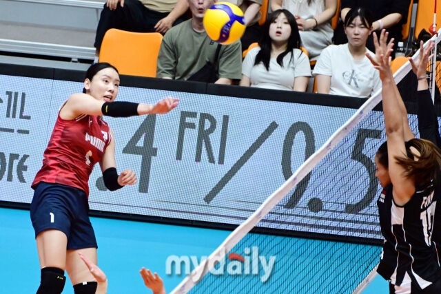 대한민국 여자배구 대표팀 이예림이 26일 오후 충북 제천실내체육관에서 진행된 ‘대한민국 배구국가대표팀 평가전 2026 제천’ 인도네시아와 경기에서 공격을 시도하고 있다./마이데일리